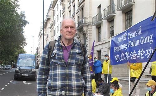 '图3:二零二零年十月一日,反对中共压迫信仰自由的英国人休·朗(Hugh Lang)到场支持法轮功学员反迫害活动'