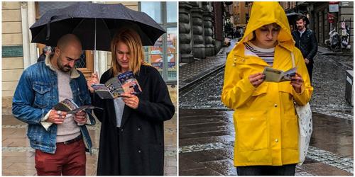 '图2~3:瑞典民众冒雨驻足了解真相。明白了真相后签名支持法轮功学员反迫害。'