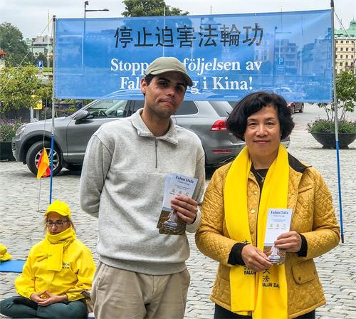 '图8:瑞典的年轻人安德烈亚斯与法轮功学员合影,支持法轮功学员反迫害'