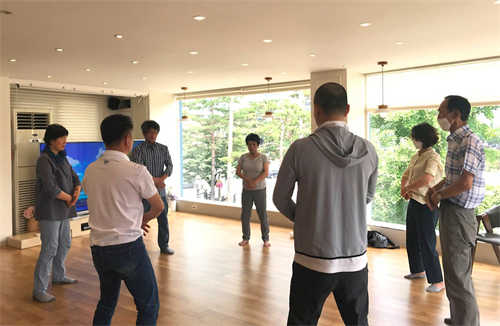 '图1~2:韩国首尔法轮功九天学习班,新学员学习功法。'