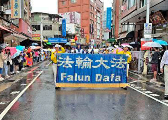 风雨无阻 法轮功队伍撼动人心
