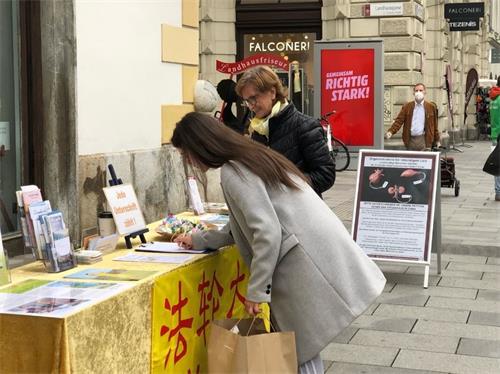 '图6:民众纷纷来到展台前签名反迫害'
