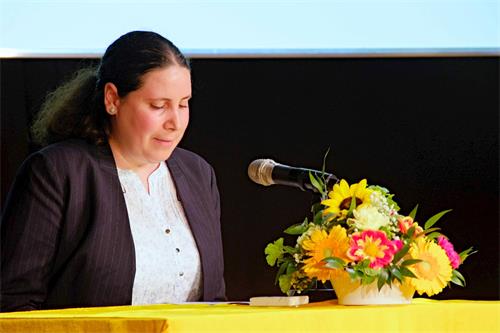 '图4:米莲姆在网上社交媒体上讲真相,有人因此走入大法修炼'