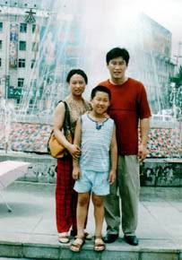 '邓玉林(右一)、滕红涛和儿子邓忠博一家人'