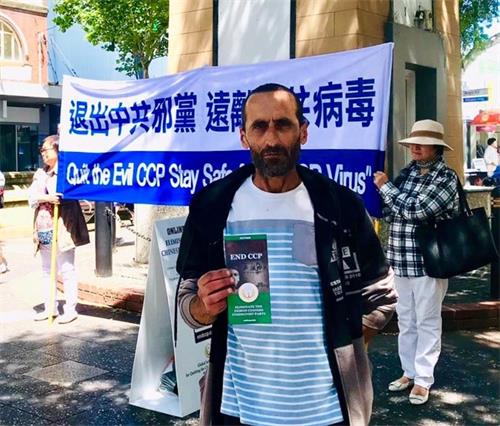 '图10:悉尼居民约翰·迈克尔(John Michael)说:“你们做的事情之所以伟大,是因为它能使更多的人知道正在发生的事情,人们将更好地了解中共的本质。”'