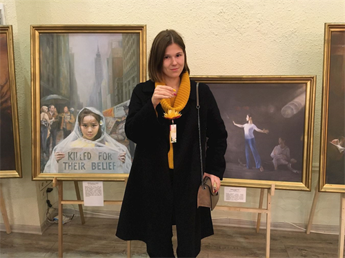 '图7:亚历山德拉表示欣赏美展时热泪盈眶'