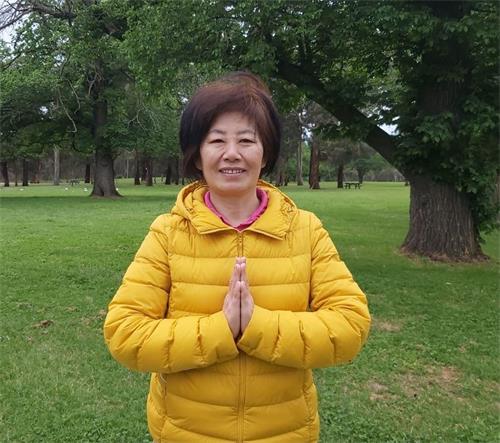 '图1:墨尔本新学员陈贤凤女士感恩法轮大法让她获得新生。'