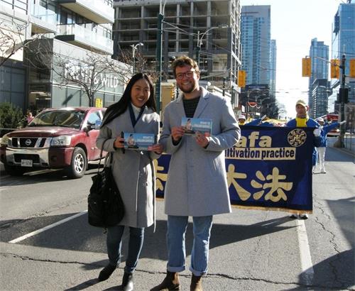 '图18:多伦多一家大公司的会计师麦斯·瓦格曼(Max Wagman)当天和女朋友李丽莲(Lillian Li)一起观看了大游行。'