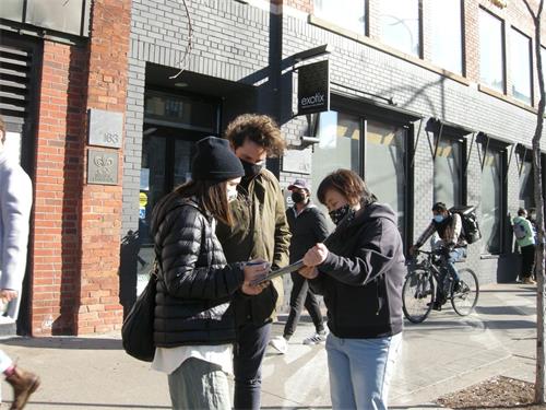 '图19:安迪·佩斯(Andy Pace)女士是多伦多一家公司的市场营销人士,当天和先生麦克(Mark)一起来观看大游行。'