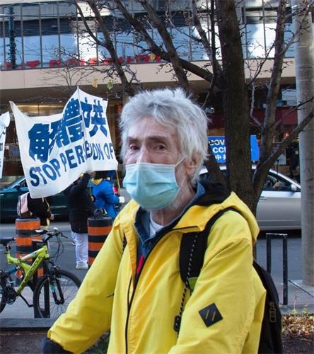 '图20:多伦多退休居民凯文(Kevin)先生说:“谢谢你们通过游行传递的信息。”'