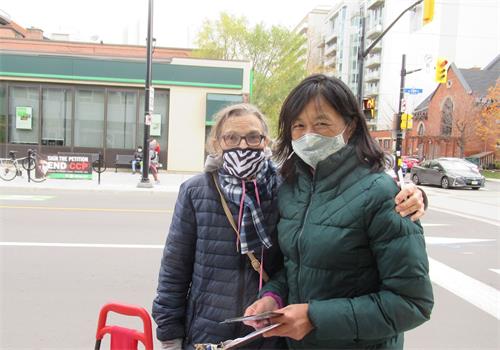 '图4:露易丝·拉罗克(Louise Larocque)女士(左)是退休法院书记官,她签名支持加拿大政府适用《马格尼茨基法》(Magnitsky Law)制裁参与迫害的中共官员。图为她和法轮功学员的合影。'
