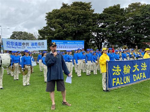 '图2:克里斯·纽曼在集会上发表演讲。'
