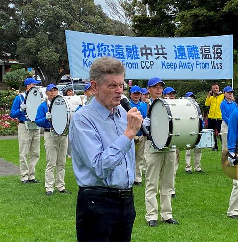 '图4:奥克兰公民自由委员会主席巴里·威尔森在演讲中。'