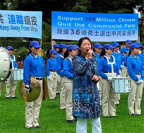 '图5:《大纪元时报》调查记者黛西·李在演讲中。'
