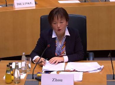 '图2:德国法轮大法学会会长、资深媒体人周蕾女士在听证会上作证(视频截图)'