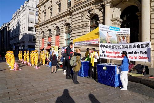 '图2:法轮功学员在市中心的展位。'