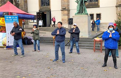 '图2:法轮功学员在演示功法。'