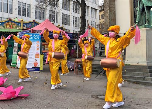 '图3:学员们在表演腰鼓'