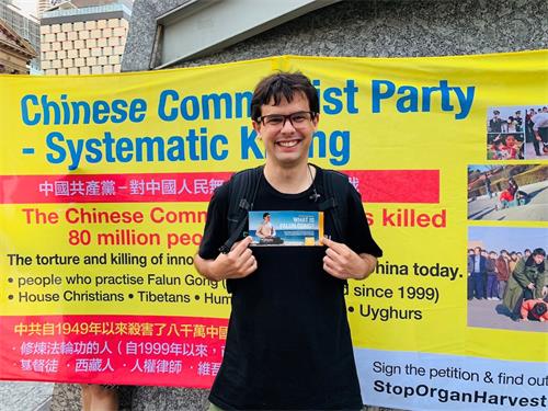 '图4:巴西青年马修斯(Matheus)祝愿法轮功学员所做的一切都能圆满成功。'