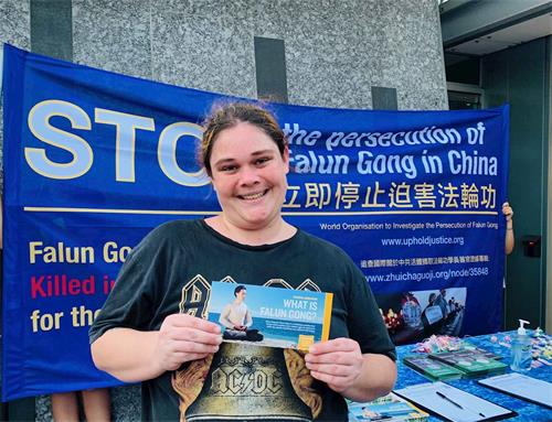 '图5:爱丽丝·林奇(Alice Lynch)认为应该有更多的人来签名支持法轮功反迫害,她说:“哪怕多一个人来签名,正面的事情就会发生!”'
