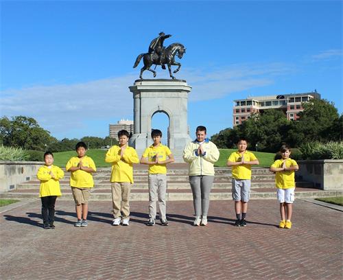 '图2:部份法轮大法小弟子恭祝师尊节日快乐'