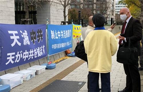 '图1:法轮功学员在日本国会前向人们讲述中共迫害真相'