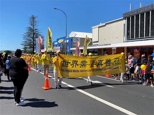 '图8~9:法轮功团体在游行中'