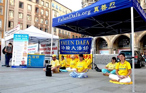 '图2:二零二零年九月十日,慕尼黑法轮功学员在市中心玛琳广场(Marien Platz)举办活动。'