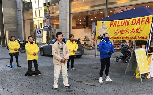 '图1:法轮功学员在展示功法'