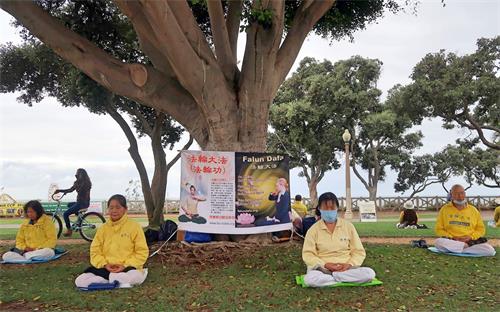 '图1~2:二零二零年十月以来,洛杉矶法轮功学员每个周日都会来到世界旅游景点圣莫妮卡海滩集体炼功,告诉人们法轮功的美好。'