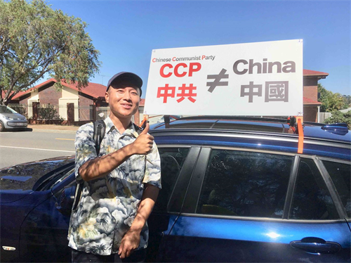 '图6:明真相的华人司令先生跟随法轮功学员一起参加了本次汽车游行活动,他说:“活动非常有意义,这是对当地民众的一个启迪。”'