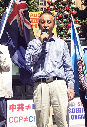 '图4:澳洲悉尼维吾尔族社区主席穆罕默德·奥布尔(Mehmet Obul)在集会上发言'