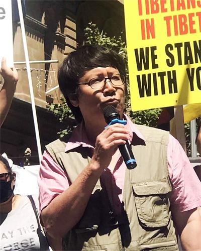 '图6:民政代表潘晴先生在集会上高声疾呼:“打倒中共(take down CCP!)”'