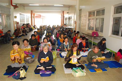 '图1:嘉义学员在嘉义县和兴国小学法交流'
