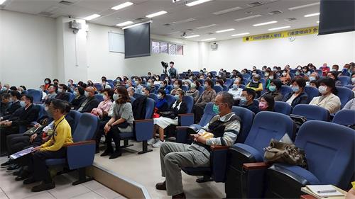 '图1:二零二零年十二月十一日,世界人权日刚过,台湾法轮功学员在台中中兴大学社管大楼举办说明会,揭露中共活摘法轮功学员器官的罪恶。有约二百人前来了解。'