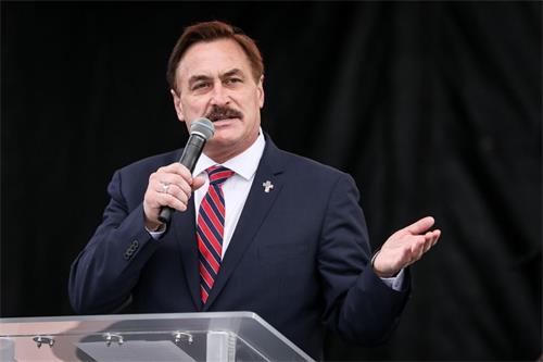 '图4:2020年12月12日,My Pillow公司的首席执行官林戴尔(Mike Lindell)在集会上发言。(Samira Bouer/大纪元)'