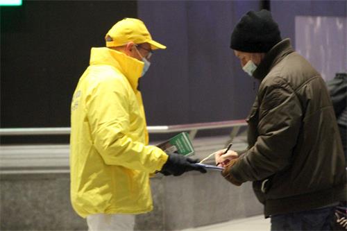 '图3~8:在苏黎世火车站大厅人们纷纷签名要求制止中共迫害法轮功,解体中共'