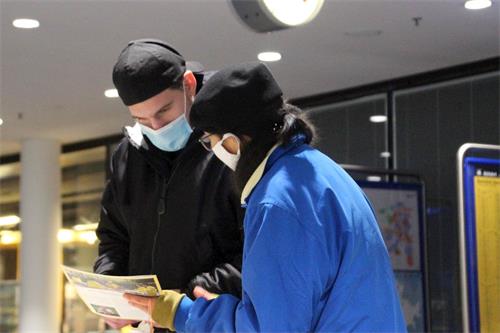 '图13:不少路人是第一次听说法轮功,他们想了解更多关于法轮功的真相'