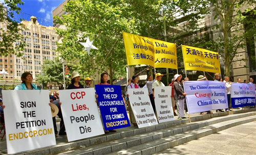 '图1~2:澳洲各界人士在悉尼马丁广场举行集会,声援退党,呼吁解体中共。'