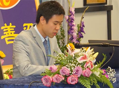 图1:Tom Nguyen:越南裔学员汤姆交流中提醒年轻同修们,要警惕个人利益的诱惑