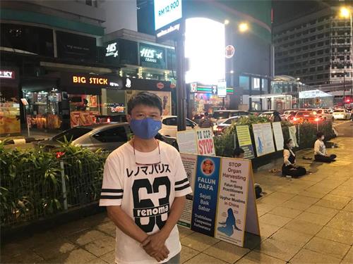 图10:修炼法轮大法已有十二年的谢先生表示,他觉得有义务让更多的人了解真相。