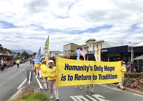 图2~7: 法轮功团体应邀参加蒂阿洛哈圣诞游行。