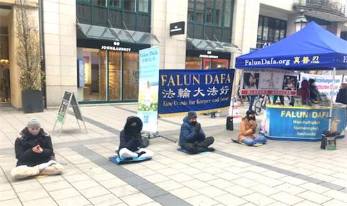 '图7:二零二零年十一月二十八日,法轮功学员在慕尼黑市中心森德格大街(Sendlinger Straßer)举办信息日活动。'