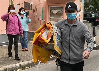 图:十二月十九日,该名戴墨镜和帽子就是那个破坏黄大仙等多个真相点的秃头男子。旁边为拍照的同伙。