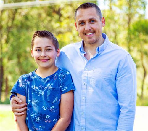 '图5:悉尼大法弟子亚历山大·尼尔森(Alexander Nilsen)和大法小弟子儿子法宝(FaBian)衷心感恩师父,祝福师父新年快乐!'