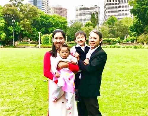 '图6:悉尼法轮功新学员黄施飞全家'