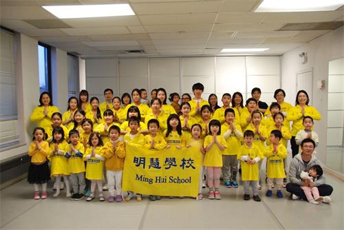 '图7:多伦多明慧学校大法弟子恭祝师父新年好!'