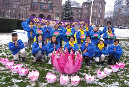 '图9:多伦多皇后公园真相点大法弟子恭祝李洪志师父新年好!'