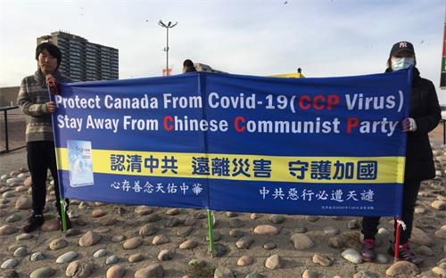 '图16:华人青年(左一)帮法轮功学员一起拉横幅讲真相。'