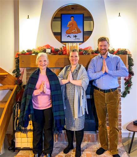 '图1:索尼娅(中)一家恭祝李洪志师父新年快乐。母亲卡门(左)说:“从师父那里,我得到永不枯竭的真善忍美德的源泉。”'